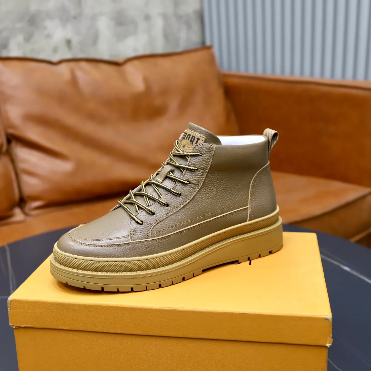 Ex-factory price: 460💰🙅‍♂️🙅‍♂️🙅‍♂️ Brand: LV Louis Vuitton Standard code: 38–44 (45 can be customized) Grade: Same as the official website Material: Original cowhide fabric Comfortable pigskin lining Lightweight wear-resistant outsole Style category: Men's fashion casual shoes and boots Running sneakers Distinguished luxury brand elements Top luxury Color: actual picture color